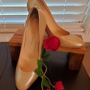 Ivanka Trump Gold heels